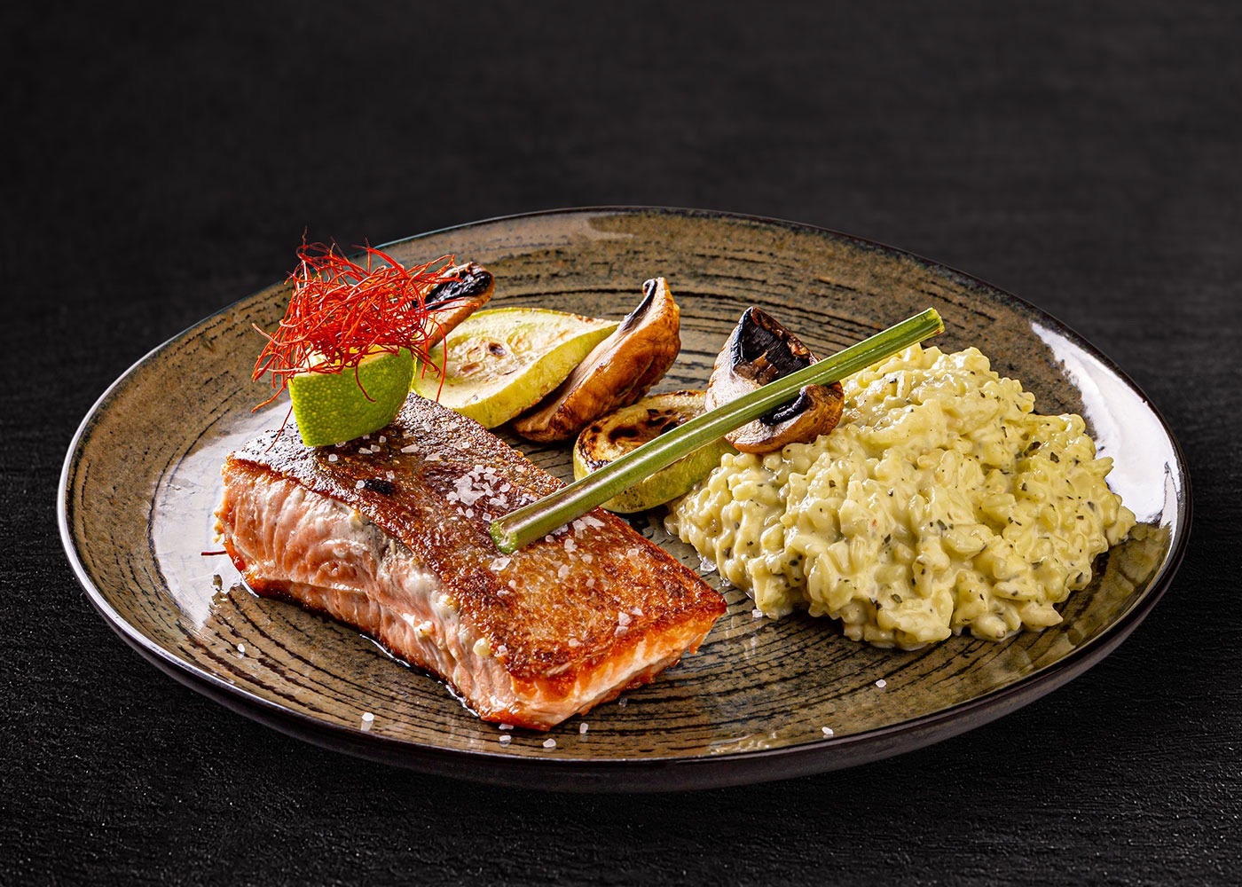 Gebratenes Lachsfilet auf Zitronenrisotto