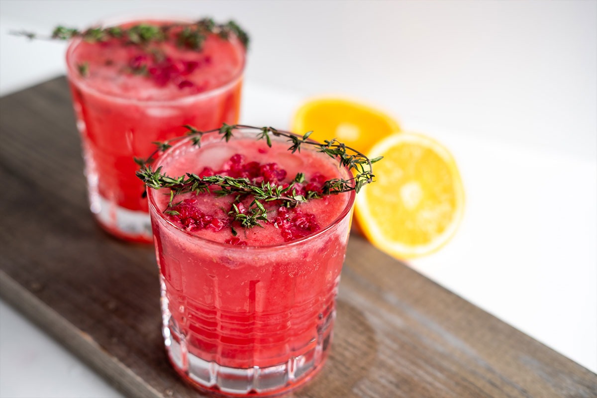 Erfrischender Smoothie mit Himbeeren, Banane und Kokos