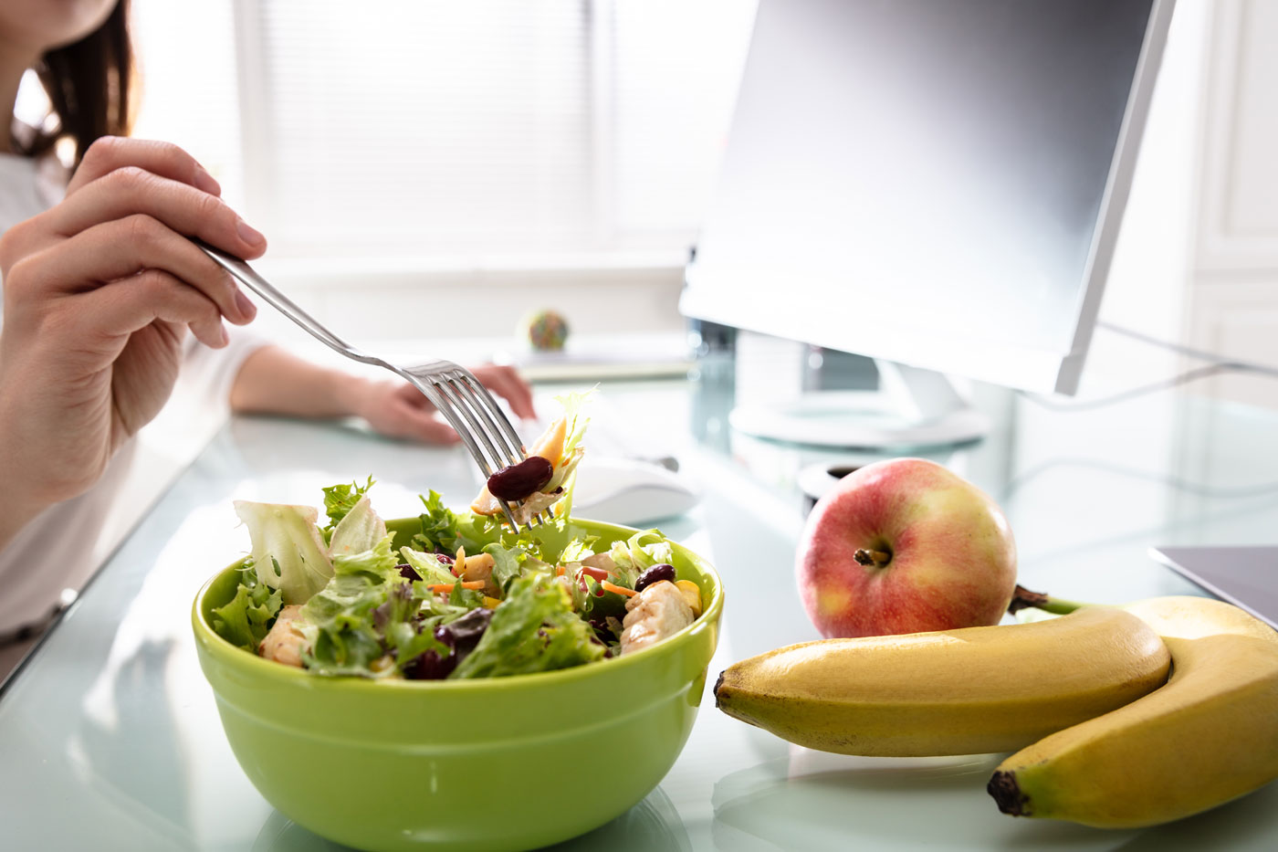 Gesunde Ernährung im Büro: 6 Tipps für eine ausgewogene Mahlzeit am Arbeitsplatz